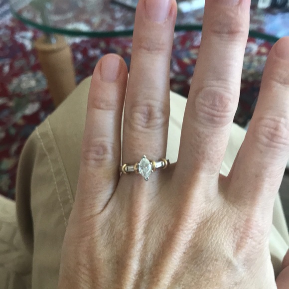 3/4 k Diamond with two side diamonds, 14k gold vintage engagement ring. - Picture 2 of 4
